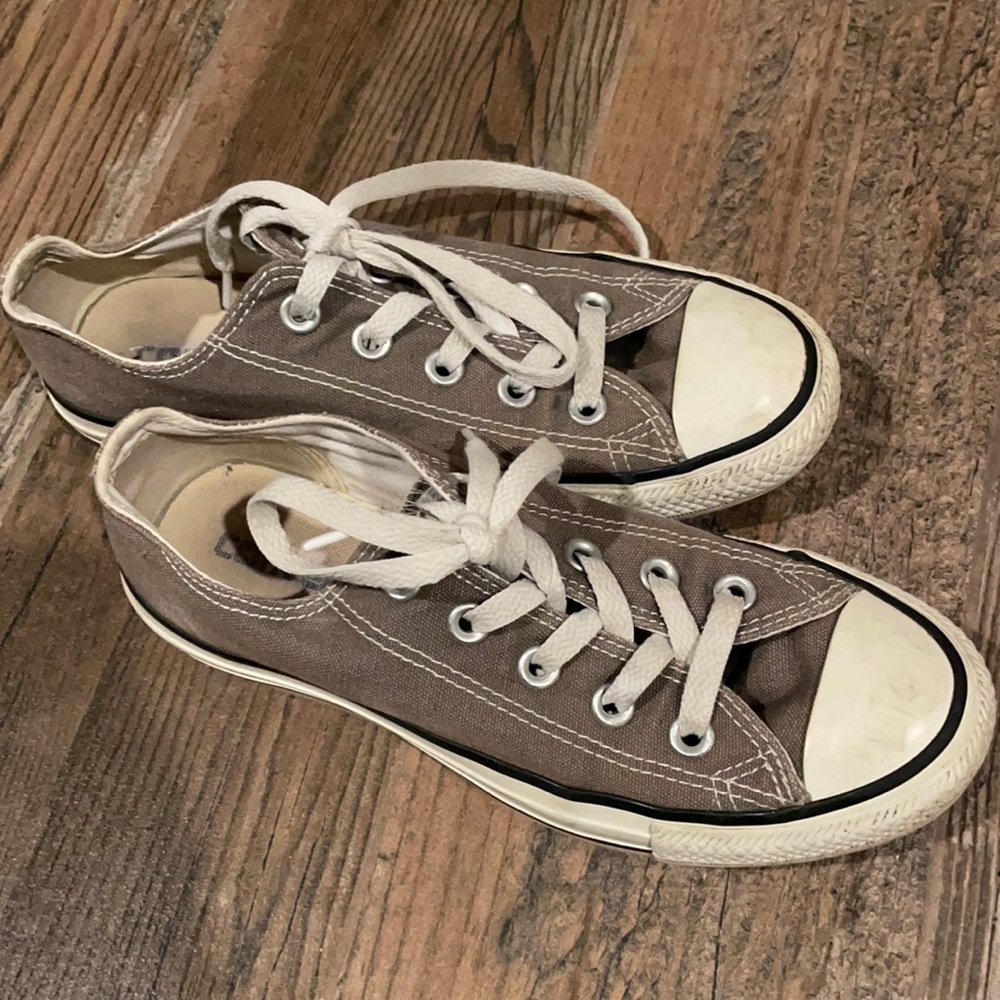 grey converse!!
